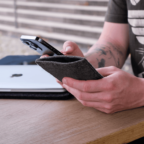Matkapuhelinkotelo OnePlus Nordille | valmistettu huovasta ja luomupuuvillasta | antrasiitti - raidat | Malli "LET"
