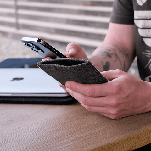 Matkapuhelinkotelo Xiaomi Poco F5 Prolle  | valmistettu huovasta ja luomupuuvillasta | antrasiitti - muodot | Malli "LET"