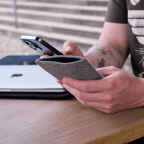 Matkapuhelinkotelo iPhone 12 Pro Maxille | valmistettu huovasta ja luomupuuvillasta | vaaleanharmaa - värikäs | Malli "LET"