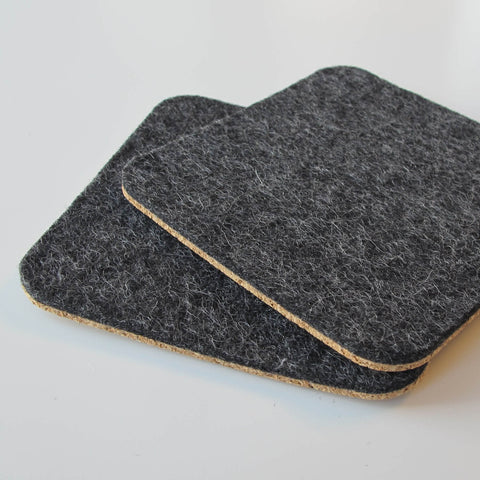 Huovasta ja korkista valmistetut lasialuset | Setti 2 | 10x10cm | antrasiitti