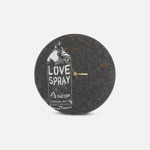Seinäkello huovasta ja korkista 30 cm | Suunnittelu "Love" Anja Streese