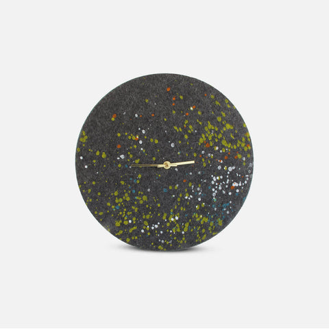 Seinäkello huovasta ja korkista 30 cm | Suunnittelu "Dots" Anja Streese