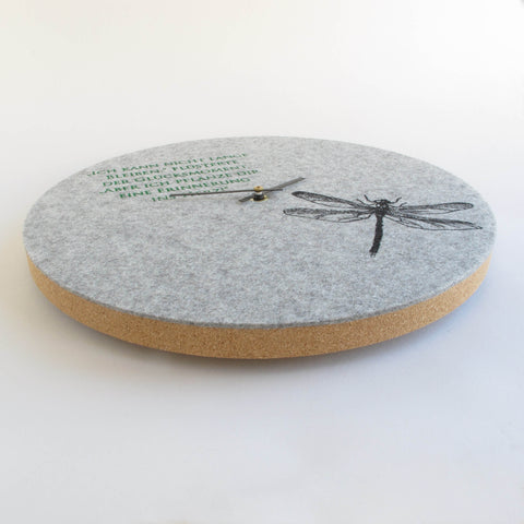 Seinäkello huovasta ja korkista 30 cm | Suunnittelu "Dragonfly" Anja Streese