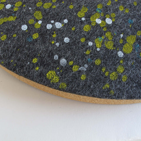 Seinäkello huovasta ja korkista 30 cm | Suunnittelu "Dots" Anja Streese