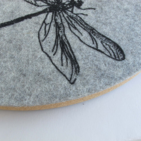 Seinäkello huovasta ja korkista 30 cm | Suunnittelu "Dragonfly" Anja Streese