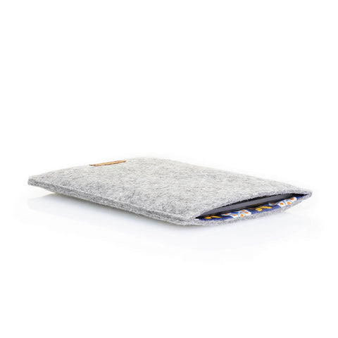 Kotelo Kindle Paperwhite 10:lle | valmistettu huovasta ja luomupuuvillasta | vaaleanharmaa - kukinta | Malli "LET"