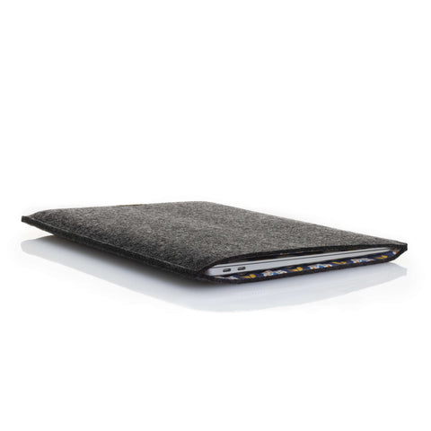 Kotelo MacBook Air 13:lle | valmistettu huovasta ja luomupuuvillasta | antrasiitti - Bloom | Malli "LET"