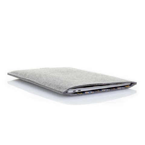 Kotelo MacBook Pro 13:lle | valmistettu huovasta ja luomupuuvillasta | vaaleanharmaa - Bloom | Malli "LET"