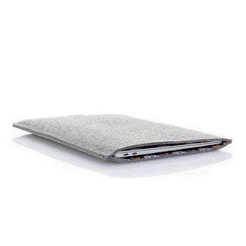 Kotelo MacBook Air 13:lle | valmistettu huovasta ja luomupuuvillasta | vaaleanharmaa - Bloom | Malli "LET"