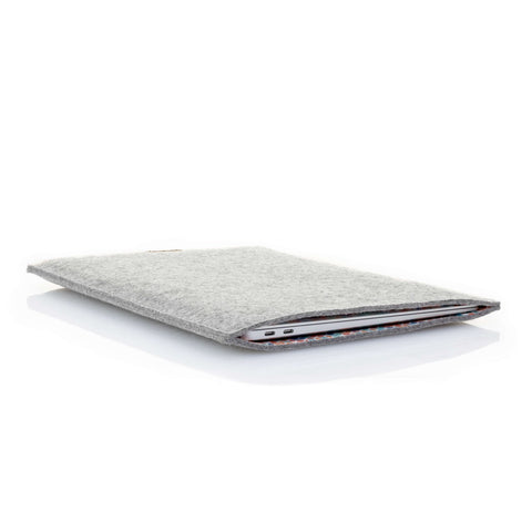 Kotelo MacBook Air 13:lle | valmistettu huovasta ja luomupuuvillasta | vaaleanharmaa - värikäs | Malli "LET"