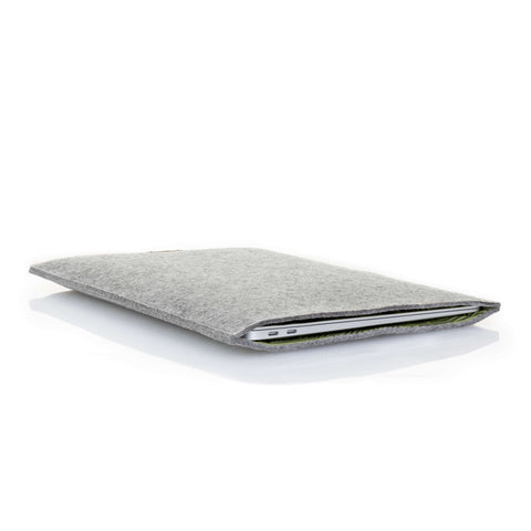 Kotelo MacBook Pro 13:lle | valmistettu huovasta ja luomupuuvillasta | vaaleanharmaa - raidat | Malli "LET"