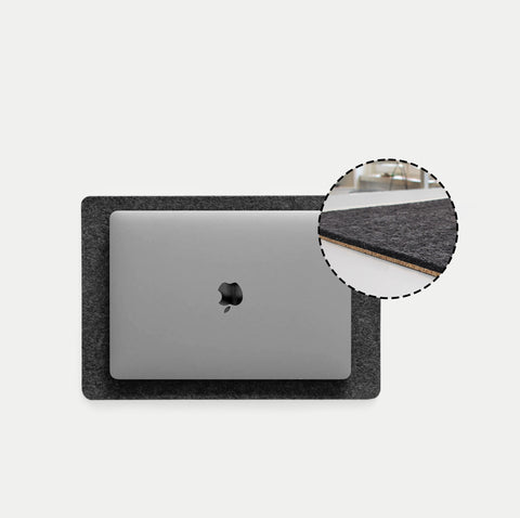 Huovasta ja korkista valmistettu tyyny MacBookeille | 26x38 cm | antrasiitti
