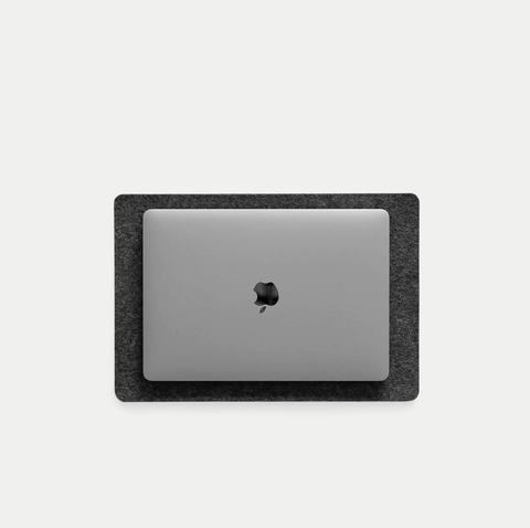 Huovasta ja korkista valmistettu tyyny MacBookeille | 26x38 cm | antrasiitti