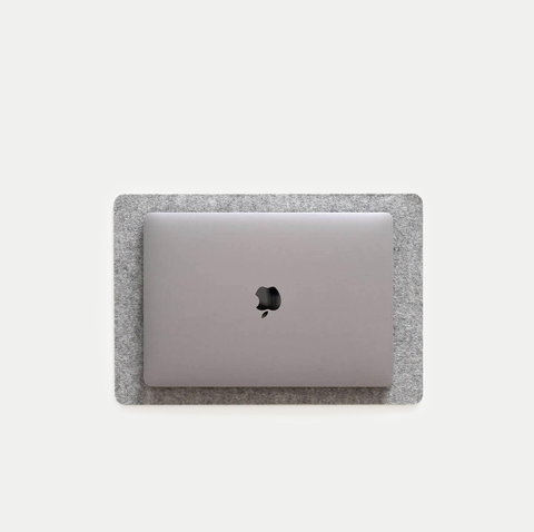 Huovasta ja korkista valmistettu tyyny MacBookeille | 26x38 cm | vaalean harmaa