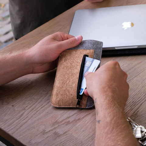 Matkapuhelinkotelo korttitasolla Xiaomi 12T:lle | vaaleanharmaa - muodot | Malli "ZIP"