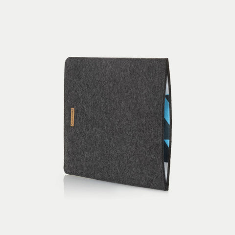 Kotelo iPadille - 8. sukupolvi | valmistettu huovasta ja luomupuuvillasta | antrasiitti - muodot | Malli "LET"