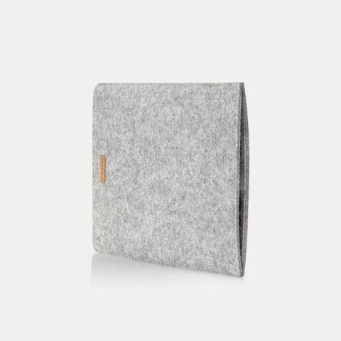 Kotelo Surface Go 3:lle | valmistettu huovasta ja luomupuuvillasta | vaaleanharmaa - raidat | Malli "LET"