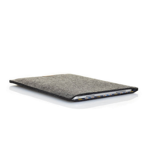 Suojakuori Galaxy Tab S9 FE:lle | valmistettu huovasta ja luomupuuvillasta | antrasiitti - kukinta | Malli "LET"