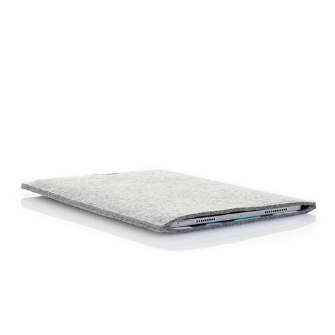 Kotelo Surface Pro 8:lle | valmistettu huovasta ja luomupuuvillasta | vaaleanharmaa - muodot | Malli "LET"