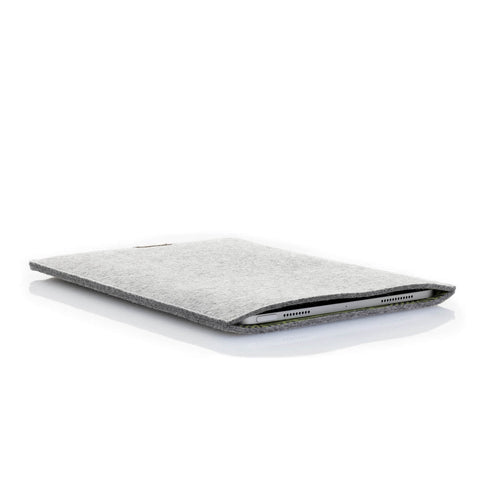 Kotelo Surface Go 2:lle | valmistettu huovasta ja luomupuuvillasta | vaaleanharmaa - raidat | Malli "LET"