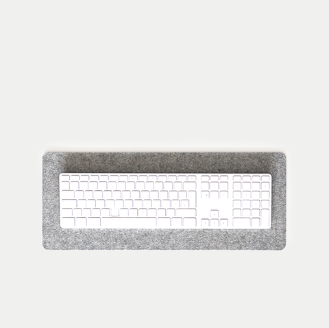Huovasta ja korkista valmistettu pöytätyyny | 20x50cm | vaalean harmaa