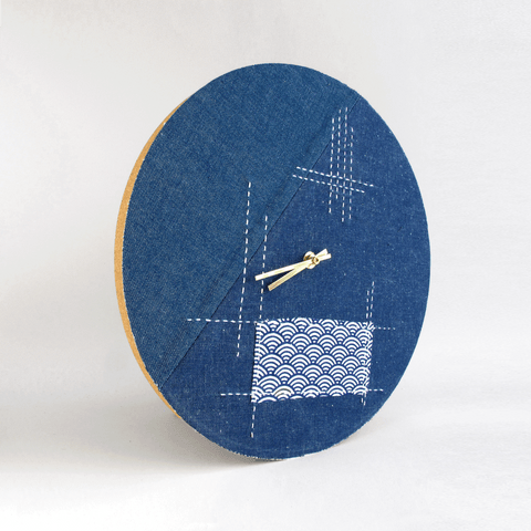 Seinäkello Wabi Sabi Denim pyöreä 30 cm | Denim - kulta | Suunnittelu: Tokio