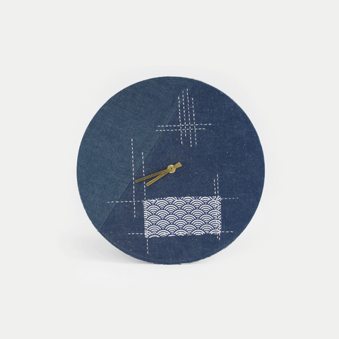 Seinäkello Wabi Sabi Denim pyöreä 30 cm | Denim - kulta | Suunnittelu: Tokio