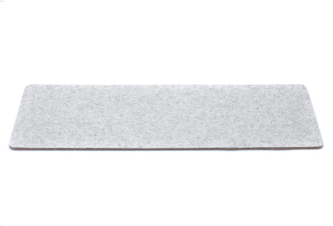 Huovasta ja korkista valmistettu pöytätyyny | 20x50cm | vaalean harmaa